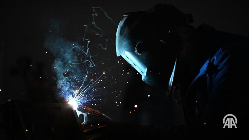 Экономика Турции в третьем квартале текущего года выросла на 3 7 Данные за третий квартал июль сентябрь 2025 года в понедельник 1 декабря приводит Институт статистики Турции TÜİK Согласно предварительной оценке ВВП в третьем квартале 2025 года по цепному индексу объемов по сравнению с аналогичным периодом прошлого года увеличился на 3 7 Таким образом турецкая экономика сохраняет положительную динамику роста уже на протяжении 21 квартала подряд Подробнее на нашем сайте v aa com tr 3758626 24 7 в сутки с Агентством Анадолу