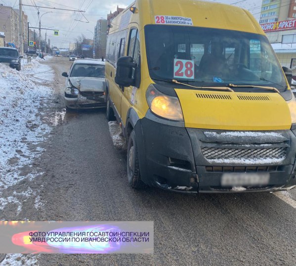 На улице Богдана Хмельницкого в Иванове столкнулись автобус 28-го маршрута и автомобиль «Хендай Акцент». В результате ДТП пострадала женщина - пассажирка маршрутки, которая была вынуждена обратиться за медицинской помощью в травмпункт.  В отношении водителя «Хендай Акцент» был составлен протокол за нарушение правил расположения транспортного средства на проезжей части.    Подписаться   Прислать новость