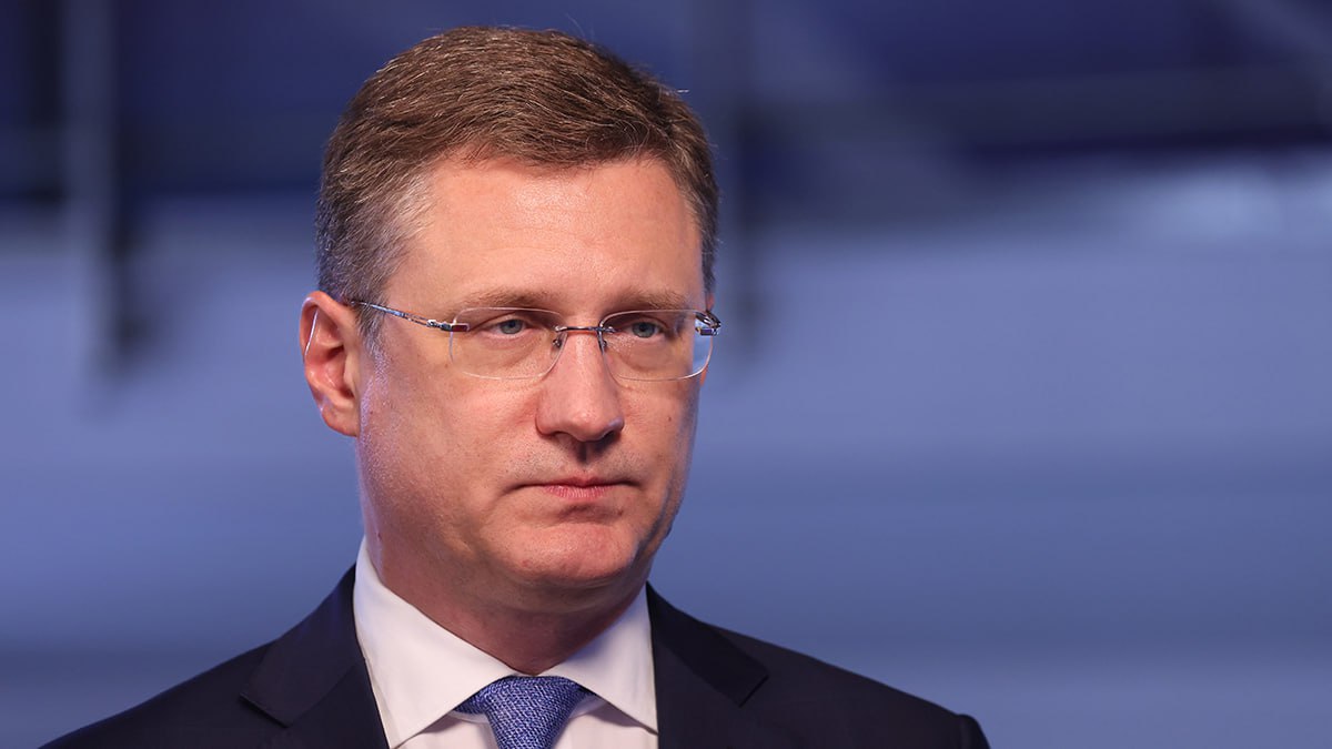 Новак рынок нефти остаётся чувствительным к изменениям спроса и предложения Его стабильность зависит от решений ключевых игроков заявил вице премьер России Александр Новак подчеркнул что в нынешних условиях роль ОПЕК сохраняет критическую значимость для мировой энергетической безопасности и долгосрочных инвестиций При необходимости будут приниматься дополнительные решения Такая гибкость позволит ОПЕК продолжать поддерживать стабильность на рынке нефти сказал он в эфире телеканала Россия 24 Сегодня восьмерка ОПЕК сохранила утвержденный на первый квартал 2026 года план оставить предел добычи нефти на уровне декабря 2025 года Подписаться на Говорит Москва Telegram VK MAX