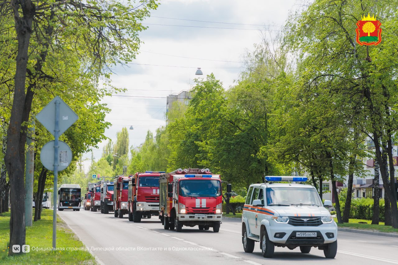 Колонну из пожарных машин сегодня наблюдали липчане на улицах города. Вся эта техника ехала в парк Победы. Не на вызов – на праздник. Пожарной охране России – 376 лет. Липецкие спасатели вот так отметили. Наши поздравления