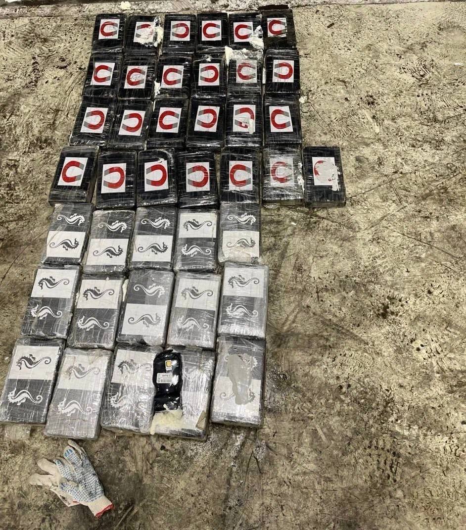 Партию кокаина из Латинской Америки стоимостью 600 млн рублей задержали российские таможенники Наркотик был скрыт в полостях морского контейнера доставленного грузовым судном Внутри обшивки нашли 40 брикетов с белым порошком и кристаллами стоимость которых на чёрном рынке оценивается в 600 млн рублей Пора готовить интервенцию в Колумбию Дмитрий Никотин Подписаться