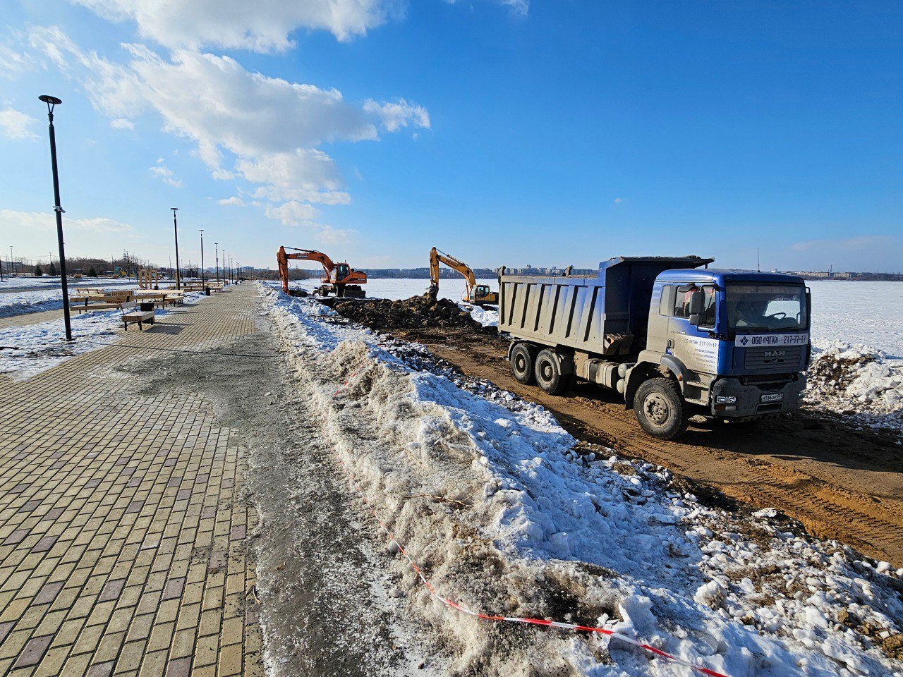 Благоустройство новой набережной в Чурилово завершат к августу  В Чурилово стартовал второй этап благоустройства набережной на Первом озере. Рабочие уже начали прокладывать спуски к водоему. Также им предстоит обустроить парковку, установить малые архитектурные формы и освещение. Все работы планируют завершить к 1 августа.   Накануне благоустройство с подрядчиками обсудила глава Тракторозаводского района Татьяна Букреева.  — Рабочие уже приступили к подготовительным работам по укреплению береговой линии, с последующей установкой ограждения и обустройством четырех спусков к воде, — уточнили в районной администрации.  В рамках проекта также установят контейнерные площадки и озеленят территорию. На набережной высадят хвойные и лиственные деревья, кустарники, а также создадут клумбы и цветники.          Голосовать за канал