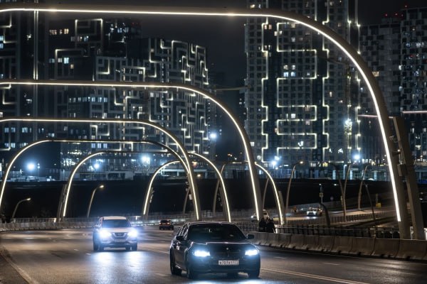 В Минтрансе назвали технологической задачей использование дорог без лимита по скорости С таким заявлением выступил первый замглавы ведомства Константин Пашков Это вопрос того как машину удержать как построить съезды развязки для того чтобы всю мощность автотранспортных средств там воплотить Сейчас машины в которых 220 ну где то можно проехать Да есть сегодня М 11 М 12 но там стоят камеры и это безнаказанно пройти не может сказал замминистра на V Конгрессе молодых учёных Пашков подчеркнул что скорость для Минтранса остаётся одним из важнейших приоритетов вкупе с обеспечением безопасности Подписаться на Говорит Москва Telegram VK MAX