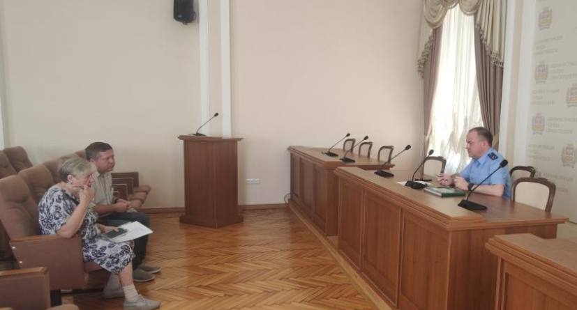 Прокурор города Симферополя Лев Лазуков провел выездной прием жителей города. В минувший вторник, 24 июня 2025 года, прокурор города Симферополя Лев Лазуков провел личный выездной прием в Симферопольском городском совете. Вопросы, с которыми обратились заявители, касались нарушений жилищного законодательства, получения мер социальной поддержки, соблюдения требований пенсионного законодательства. По поступившим жалобам организованы проверки, результаты их проведения находятся под контролем прокурора города.