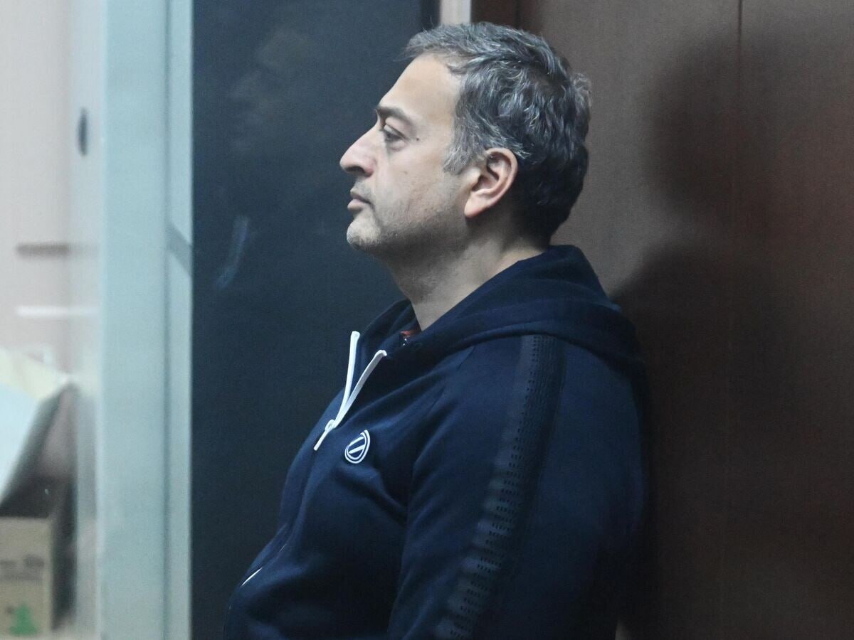 ГСУ СКР завершило расследование дела о коррупции в СУ МВД Дагестана. Обвиняемыми являются экс-замминистра внутренних дел Дагестана Руфат Исмаилов, его заместитель Далгат Абдулгапуров, следователи и двое коммерсантов. Им вменяют получение взяток, превышение полномочий, злоупотребление ими и фальсификацию доказательств. Коммерсантам инкриминируют дачу взятки и посредничество во взяточничестве. По версии следствия, Исмаилов и Абдулгапуров получили 300 тыс. руб. за отказ в возбуждении дела о незаконном строительстве и 1 млн руб. за положительное решение по делу о хищении маткапитала. Также Исмаилову вменяют незаконное возбуждение дела о мошенничестве против предпринимателя Фролова и вымогательство у него 100 млн руб. Следствие началось в ноябре 2023 года, Исмаилов и Абдулгапуров были задержаны и арестованы. Свою вину экс-полицейские отрицают, коммерсанты сотрудничают со следствием. На имущество Исмаилова наложен арест. После ознакомления фигурантов с 214 томами дела, оно будет передано в Генпрокуратуру.