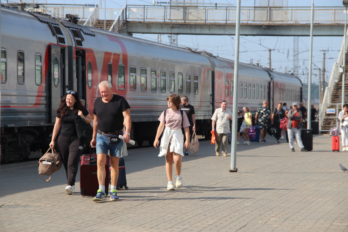 Кировчане продолжают валить в Москву почти 200 тысяч пассажиров за 8 месяцев www newsler ru incidents 2025 09 09 kirovchane prodolzhayut valit v moskvu pochti 200 tysyach passazhirov za 8 mesyacev С начала 2025 года из Кирова в Москву поездами дальнего следования отправились почти 196 тыс человек Поток вырос по сравнению с прошлым годом сообщают в Горьковской железной дороге