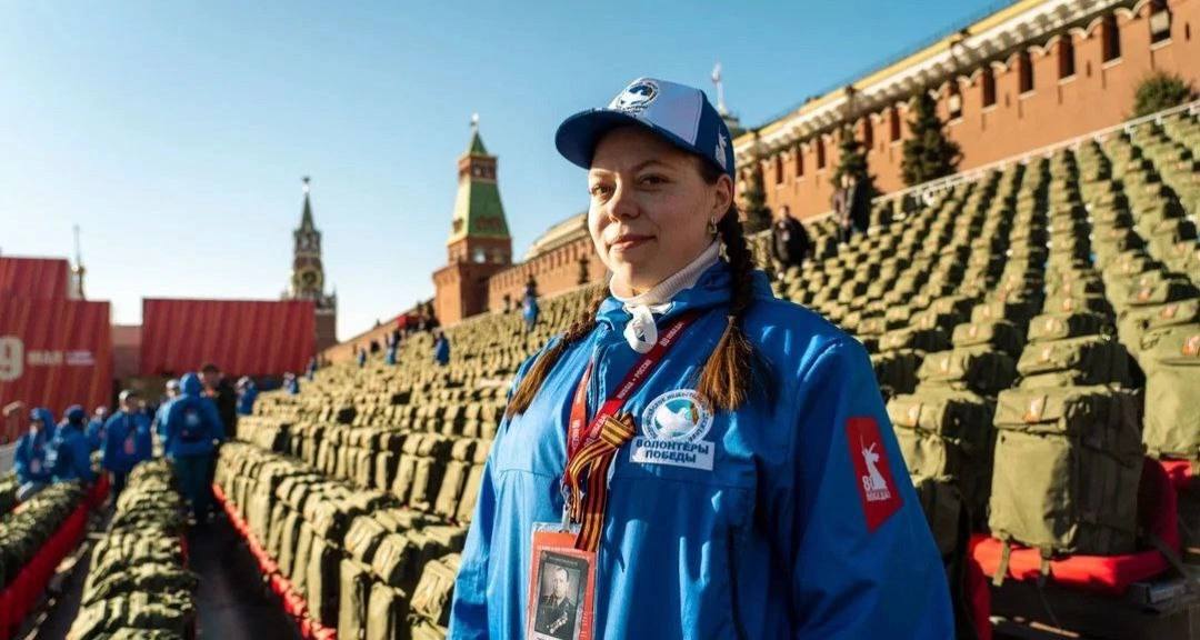 Волонтеры из Великих Лук побывали на Параде Победы в Москве Среди участников Всероссийского слета «Послы Победы.Москва» оказались великолучанки Полина Яковлева и Ирина Крутова. Девушки-волонтеры отмечают, что за эти пару дней испытали много положительных эмоций. Они очень рады представить регион на таком важном событии.