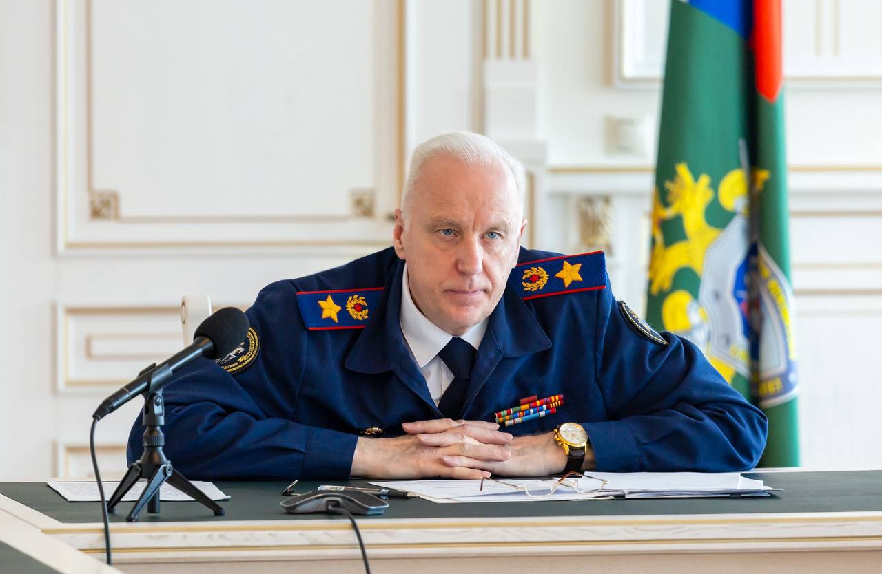Обстоятельства загадочной гибели краснодарки встревожили главу СК Бастрыкина Накануне в социальных сетях публиковался рассказ сына погибшей. По его словам, его мать проживала с бывшим супругом, в тот злополучный день она собиралась от него съехать. Как рассказали родственники, женщина на протяжении длительного времени подвергалась побоям и истязаниям со стороны сожителя. В 2023 году был момент, когда он забрал ее вещи и телефон, а после выгнал на улицу. Сама же краснодарка часто писала сыну, что боится быть убитой своим сожителем. В ночь, когда она должна была уехать от него, ее тело обнаружили под окнами многоэтажки с травмами, характерными при падении с высоты. Однако родственники рассказывают, что погибшая хотела жить. Сообщается, что в СУ СК России по Краснодарскому краю по данному факту проводится процессуальная проверка. Председатель СК России поручил руководителю СУ СК России по Краснодарскому краю доложить о результатах процессуальной проверки и установленных обстоятельствах с учетом озвученных в публичном пространстве доводов. Работа Авто Глэмпинг Медицина