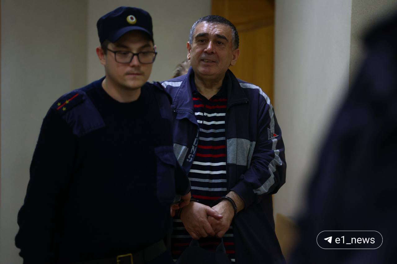 Суд не удовлетворил иск экс главы азербайджанской диаспоры Екатеринбурга к журналистке Иск Шахина Шыхлински к журналистке Крик ТВ Анастасиии Сережниковой Орджоникидзевский районный суд Екатеринбурга оставил без удовлетворения сообщила пресс служба судов Свердловской области Шыхлински подал иск из за публикации видео в котором журналистка задала ему вопрос с завуалированным обвинением в причастности к организованной преступности Истец требовал признать формулировки журналистки не соответствующим действительности и порочащими его честь и деловую репутацию Также он подавал на компенсацию морального вреда в размере 30 тысяч рублей и потребовал опубликовать опровержение недостоверных сведений Однако суд счел что формулировка была выражена не в оскорбительной форме и отметил что она была высказана в форме вопроса а не утверждения 24 сентября суд продлил срок заключения в СИЗО Шахину Шыхлински по обвинению в причастности к покушению на убийство и насилии над преставителями власти Его оставят под стражей до 30 декабря Е1