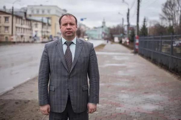 ШУРОВ В РОДИНУ Бывший министр внутренней и региональной политики Нижегородской области Дмитрий Шуров стал секретарем политсовета партии Родина Такое решение принято на съезде партии в Москве Напомню что Шуров был главой Ворсмы возглавлял Канавинский район был замминистра ЖКХ Последнее время Дмитрий Шуров работал вместе с писателем Захаром Прилепиным Прилепин мог быть избран идейным лидером Родины но не смог приехать потому что находится в зоне СВО Отмечается что на съезде Родины также было несколько соратников Прилепина включая нижегородца исполнительного директора Союза отцов Александра Зарембы