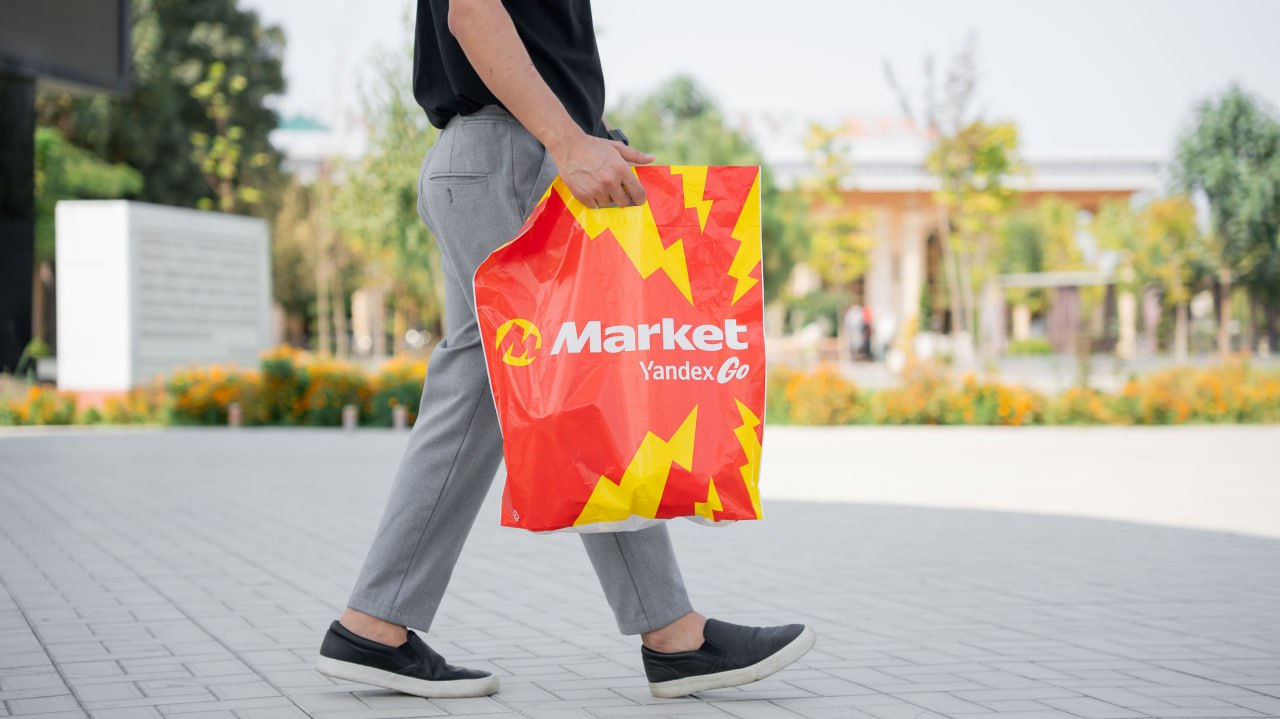 Market Yandex Go запустился в восьми новых регионах Узбекистана Жители Ферганской Андижанской Наманганской Бухарской Джизакской Сырдарьинской и Кашкадарьинской областей а также города Навои теперь могут заказать товары с помощью сервиса Market который доступен в приложении Yandex Go В сервисе есть рекомендательная лента с персонализированными подборками товаров Market Yandex Go позволяет сравнивать товары по характеристикам и ценам На маркетплейсе можно купить электронику бытовую технику товары для дома и ремонта одежду и обувь товары для красоты и многое другое В сервисе также доступны товары от Yandex Factory собственного направления сервиса В новых регионах доставку товаров уже можно заказать курьером В Бухаре Фергане и Маргилане также доступна доставка в пункты выдачи заказов со сроком от одного дня В ближайшее время доставка в ПВЗ появится и в других областях Оплатить заказ можно картой в приложении в ПВЗ доступна оплата наличными или картой Пользователи сервиса могут покупать товары в рассрочку с помощью сервиса Yandex Split С ней покупатель оплатит сразу часть стоимости товаров а оставшаяся сумма спишется с привязанной карты по графику Пользователи могут оформить рассрочку на 2 4 и 6 месяцев По промокоду START50 новым пользователям сервиса будет доступна скидка 50 на первый заказ максимальный размер скидки 50 000 сумов ей можно будет воспользоваться до 31 октября 2025 г Сейчас Market Yandex Go доступен в 10 регионах Узбекистана Ташкентской Самаркандской Ферганской Андижанской Наманганской Бухарской Джизакской Сырдарьинской Кашкадарьинской областях и в городе Навои Сервис планирует выйти во все регионы страны до конца 2025 года Telegram Facebook Instagram LinkedIn