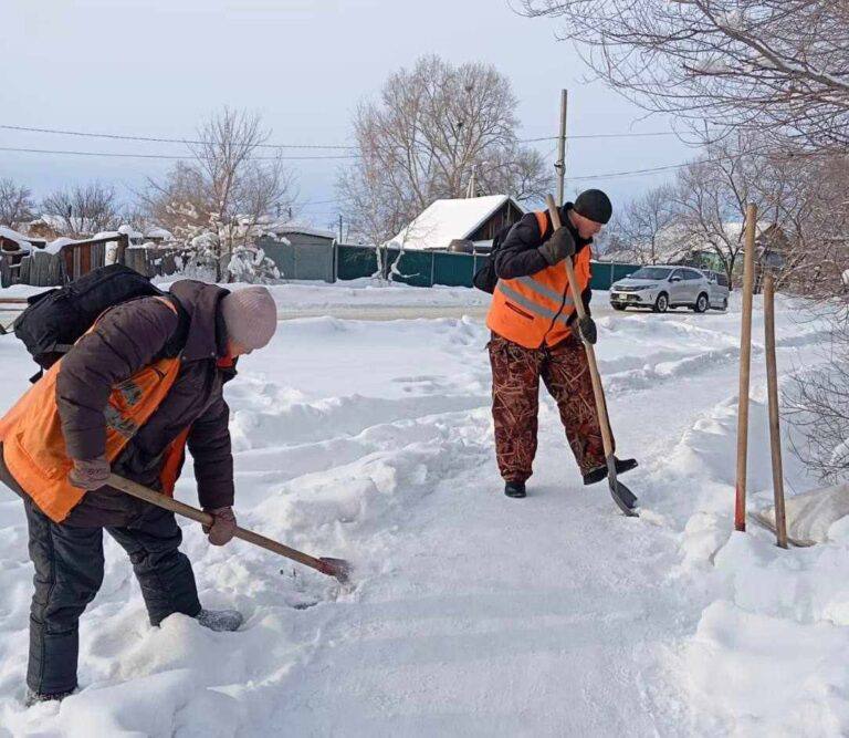 В Приамурье коммунальщики продолжают уборку снега после прошедшего на предыдущей неделе сильного циклона. Флешмоб по отчётам о проделанной работе поддержали управляющие организации из Константиновки и Белогорска.  Константиновская управляющая компания показала, как рабочие убирают территорию многоквартирного дома на улице Ленина, 63. На видео коммунальщики, вооружившись лопатами и специальной воздуходувкой, кропотливо счищают утрамбованный на асфальте снег.  Читать дальше