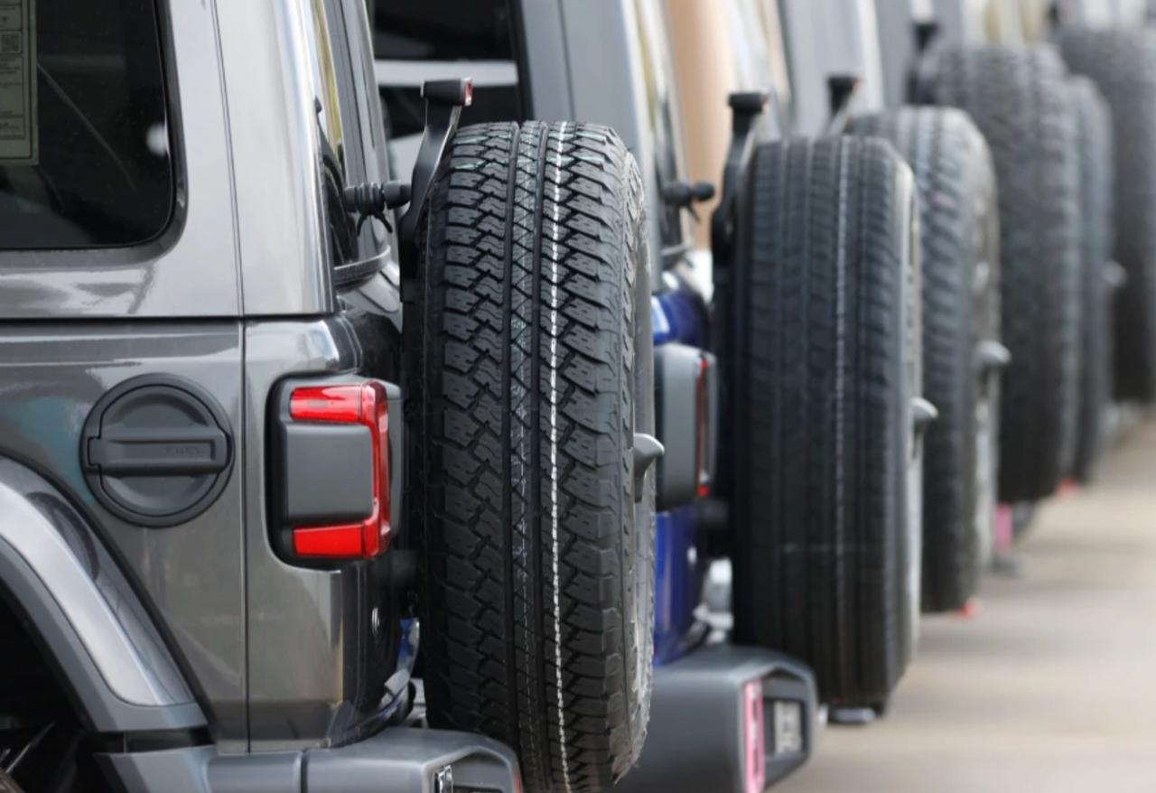 Chrysler отзывает 320 000 подключаемых гибридов Jeep из за неисправной батареи которая может загореться Владельцам автомобилей среди которых 228 221 Jeep Wrangler 2020 2025 модельных годов и 91 844 Jeep Grand Cherokee 2022 2026 модельных годов рекомендовано парковать их на улице и вдали от строений до тех пор пока не будет найдено решение проблемы Владельцам транспортных средств также рекомендовано не заряжать свои электромобили сообщает Национальное управление безопасности дорожного движения NASA Проблемные аккумуляторы были произведены компанией Samsung SDI America базирующейся в Оберн Хиллз штат Мичиган