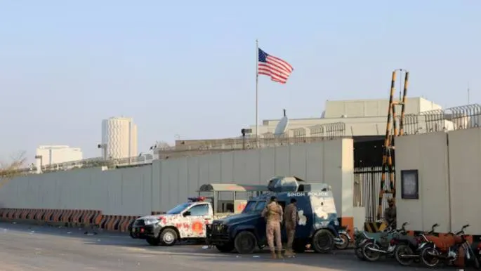 Госдеп США объявил о поэтапном закрытии генконсульства в городе Пешавар на северо западе Пакистана пояснив что решение продиктовано заботой о безопасности американских дипломатов и необходимостью эффективнее управлять ресурсами Из заявления следует что теперь за связь с провинцией Хайбер Пахтунхва в Пакистане будет отвечать посольство в Исламабаде Политические приоритеты администрации в Пакистане остаются неизменными уточняют в ведомстве После закрытия генконсульства в Пешаваре у США останутся три дипломатических представительства в стране посольство в Исламабаде и консульства в Карачи и Лахоре