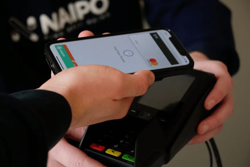 Американская Fintiv, которая разрабатывает платёжные решения, обвинила Apple в краже и присвоении коммерческой тайны. Она утверждает, что все основные функции Apple Pay основаны на разработках принадлежащей ей компании CorFire.  Патентные споры между Apple и Fintiv длятся с 2018 года  vc.ru/apple/2145791