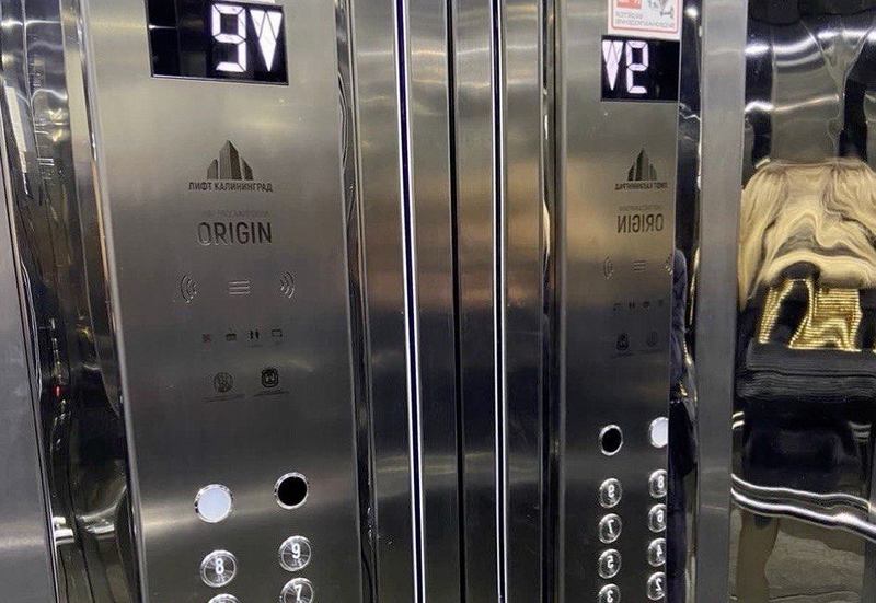 В Калининграде с огромной высоты сорвался лифт с людьми Муж и жена ехали вниз В Калининграде вечером в пятницу 7 ноября 2025 года сорвался лифт с двумя пассажирами Это произошло на Каштановой аллее 169 о чём сообщил портал Клопс Трос лифта оборвался в 16 этажном доме около 19 00 Семейная пара находилась в кабине грузового лифта когда на 9 этаже она начала падать и на восьмом резко остановилась спас стопор Грузовое подъёмное устройство издавало сильный скрежет на протяжении последней недели а проблемы с лифтовым хозяйством в здании длятся уже более двух месяцев Активные граждане неоднократно направляли обращения через портал Госуслуги в организацию Рослифт однако проблема так и не была исправлена Прокуратура Калининградской области утром в субботу 8 ноября сообщила о начале проверки Надзорное ведомство намерено дать оценку тому насколько соблюдались обязательные требования федерального законодательства при содержании и эксплуатации лифтового оборудования в этом доме Источник