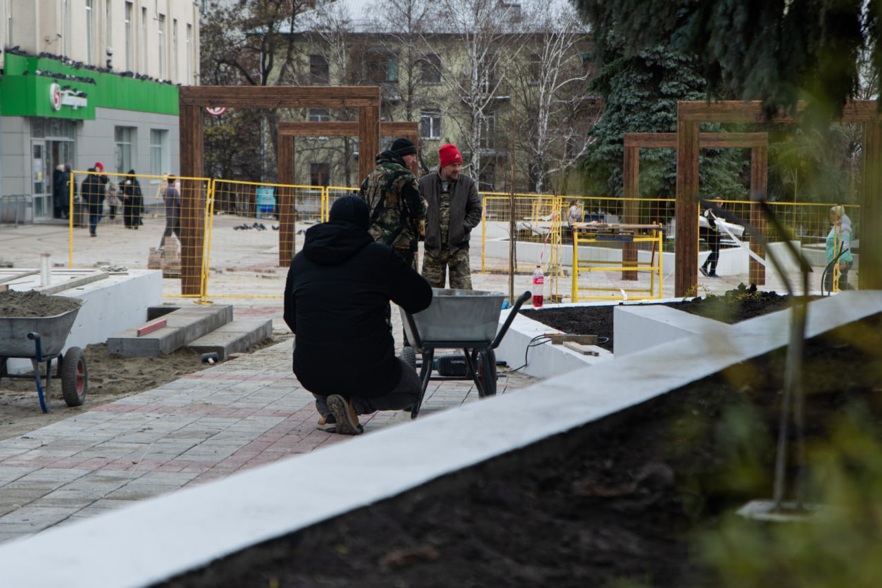 В Курске благоустройство территории у ТЦ Куряночка вышло на финишную стадию В Курске завершается благоустройство территории возле торгового центра Куряночка По данным комитета городского хозяйства готовность объекта превышает 80 Подрядчик уже завершает укладку тротуарной плитки частично заасфальтированы парковочные карманы выполнено озеленение В ближайшее время начнут устанавливать малые архитектурные формы и элементы уличного освещения Ранее срок действия контракта истёк в отношении исполнителя применили штрафные санкции после чего работы были активизированы Проектом предусмотрены парковки площадка с твёрдым покрытием клумбы с двадцатью видами деревьев и несколькими сотнями кустарников Здесь также появятся качели и скамейки сочетающиеся с общим архитектурным решением пространства Проект благоустройства подготовили специалисты комитета архитектуры и градостроительства Курска Их задача заключалась в том чтобы создать комфортную зону отдыха для горожан при сохранении функциональности территории у торгового центра Курская Telega Прислать новость