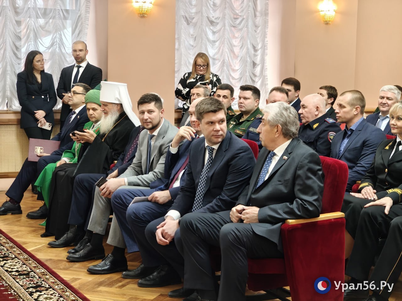 Через несколько минут начнется церемония вступления в должность главы города Оренбурга Альберта Юмадилова В первых рядах губернатор Евгений Солнцев министр информполитики Юрий Мироненко председатель ЗС Сергей Грачев представители духовенства бывший мэр Оренбурга Юрий Мищеряков экс губернатор Алексей Чернышев Урал56 Ру в MAX
