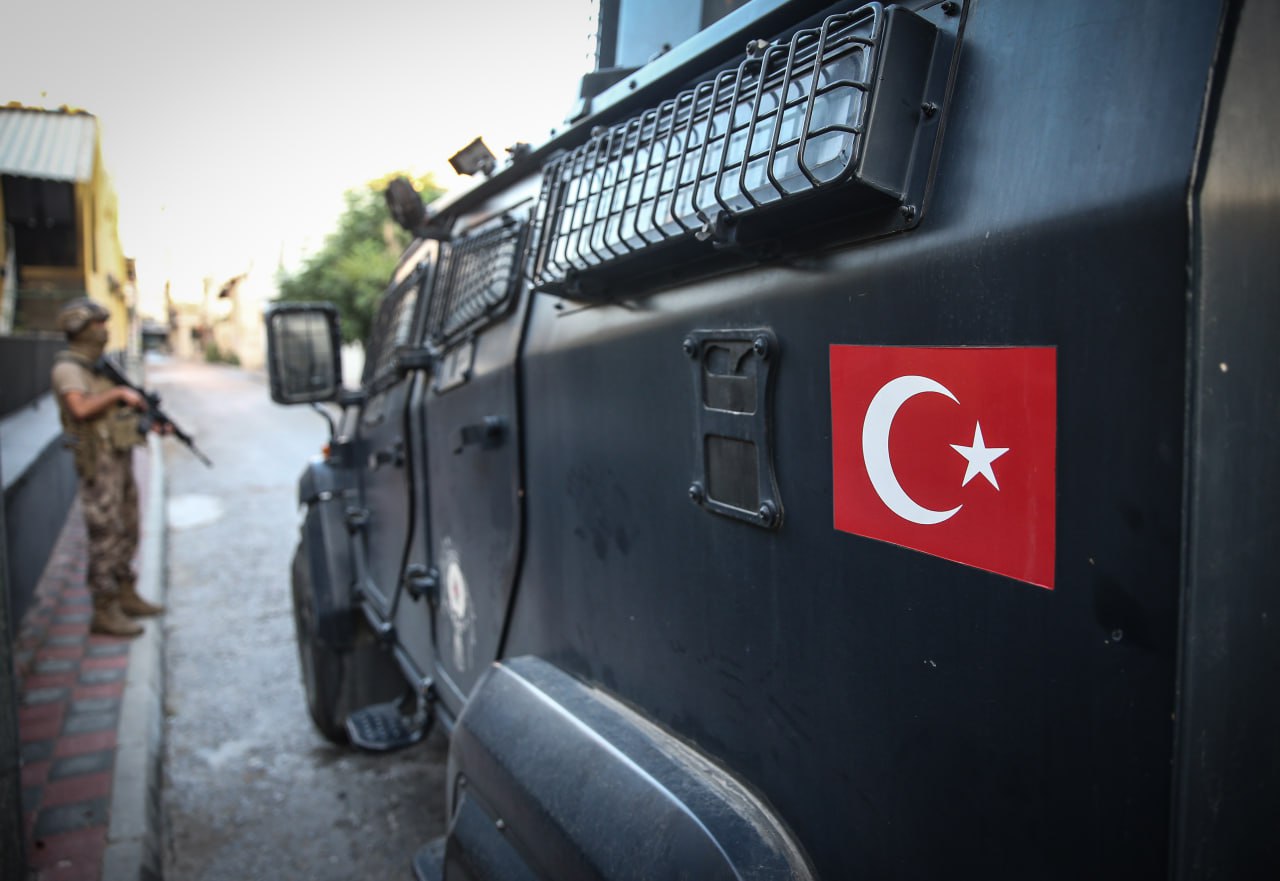 Масштабная операция против ДАЕШ в Стамбуле Прокуратура установила что подозреваемые готовили атаки на рождественские и новогодние мероприятия Подробнее   Прокуратура Стамбула задержала 115 подозреваемых в причастности к террористической организации ДАЕШ которые готовили нападения на мероприятия в честь Рождества и Нового года Операция проведена одновременно по 124 адресам в Стамбуле Как установило следствие подозреваемые в причастности к ДАЕШ боевики планировали призывы к действиям и нападения нацеленные в первую очередь на немусульман в рамках приближающихся рождественских и новогодних праздников Всего ордера на задержание были выписаны на 137 подозреваемых Расследование вело Бюро по расследованию терроризма прокуратуры Стамбула совместно с отделом по борьбе с терроризмом управления полиции Стамбула В ходе следствия было установлено что подозреваемые поддерживали связи с зонами конфликтов а часть из них разыскивалась за террористические преступления как на территории Турции так и на международном уровне В результате операции изъяты многочисленные пистолеты боеприпасы и документы террористической организации Будьте в курсе последних новостей с TRT на русском