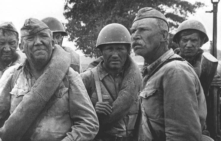 Под запретом жертвенность Фильмы песни книги статьи где парень спасает тонущую девушку ценою своей жизни мать ребёнка пожарный спасает людей и погибает солдат умирает за Родину всё теперь вне закона Председатель комитета Госдумы по культуре Ольга Казакова рассказала как будет работать закон о прокатных удостоверениях для показа фильмов Владельцы аудиовизуальных сервисов речь не только об обычных кинотеатрах но и об онлайн обязаны не допускать распространения материалов дискредитирующих традиционные российские духовно нравственные ценности Есть указ о традиционных духовно нравственных ценностях которых 17 В принятом нами законе чётко написано что запрещена пропаганда их отрицания заявила она в беседе с Парламентской газетой По её словам если если есть ценность жизни то ее антонимом является смерть Если смерть пропагандируется то есть ставится выше жизни демонстрируется её превосходство над жизнью то такой контент не должен существовать в информационном поле Можно много шутить изучая фейковые списки но важно понимать то что направлено против наших ценностей направлено против нас самих добавила Казакова В июле депутаты ГД приняли во втором и третьем чтениях закон о прокатных удостоверениях для показа фильмов теперь владельцы аудиовизуальных сервисов будут обязаны не допускать распространения материалов дискредитирующих традиционные российские духовно нравственные ценности Исходя из этой логики теперь фильмы Они сражались за Родину А зори здесь тихие Судьба человека должны быть запрещены Если подходить со всей строгостью то даже сказка о Кащее Бессмертном должна быть запрещена герой Иван чтобы победить Кащея и спасти любимую Марию жертвует собой его убивают и только потом оживляют живой водой Как же они уже достали своими запретами И ведь не просто говорят они реально каждый день что нибудь запрещают Олег Царёв Подписаться