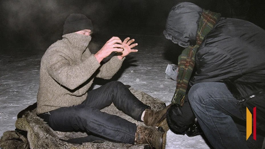 Воронежские спасатели рассказали как в холода уберечься от обморожений В управлении по делам ГО и ЧС посоветовали надевать многослойную одежду по погоде Избежать обморожения рук помогут двуслойные варежки с натуральным мехом Перед прогулкой не стоит употреблять алкоголь Он создает иллюзию тепла и приводит к переохлаждению Также стоит отказаться от курения на морозе оно ослабляет периферическую циркуляцию крови Человека с переохлаждением и обморожением нужно поместить в теплое помещение укутать одеялом дать горячий сладкий чай Ни в коем случае нельзя растирать поврежденную поверхность кожи ни спиртом ни тем более снегом При легком обморожении пострадавшего можно поместить в теплую ванную При возникновении чрезвычайной ситуации необходимо сразу звонить в службу спасения по номеру 112 Мы всегда на связи в Мах