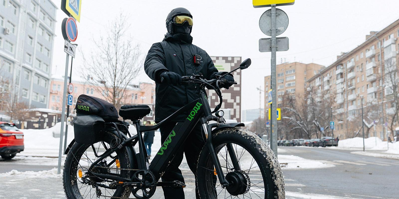 Велопатруль ЦОДД в Москве перестал быть сезонным теперь он работает и зимой Служба которая раньше выходила только в теплый сезон стала постоянной 17 инспекторов дежурят в пределах ТТК и зимой Инспекторы ездят на электровелосипедах с запасом хода до 50 км работают в утепленной форме С собой аптечки инструменты огнетушители и пусковые устройства Патрульные помогают на дорогах сообщают о неисправных светофорах и знаках а также проверяют состояние транспорта у курьеров По статистике ЦОДД за все время работы велопатрульные более 98 тысяч раз помогали городу а за прошлый сезон свыше 21 тысячи раз передавали информацию о проблемах с инфраструктурой А вы замечали велопатруль на улицах Фото пресс служба Департамента транспорта и развития дорожно транспортной инфраструктуры города Москвы Подписаться на телеграм канал Autonews