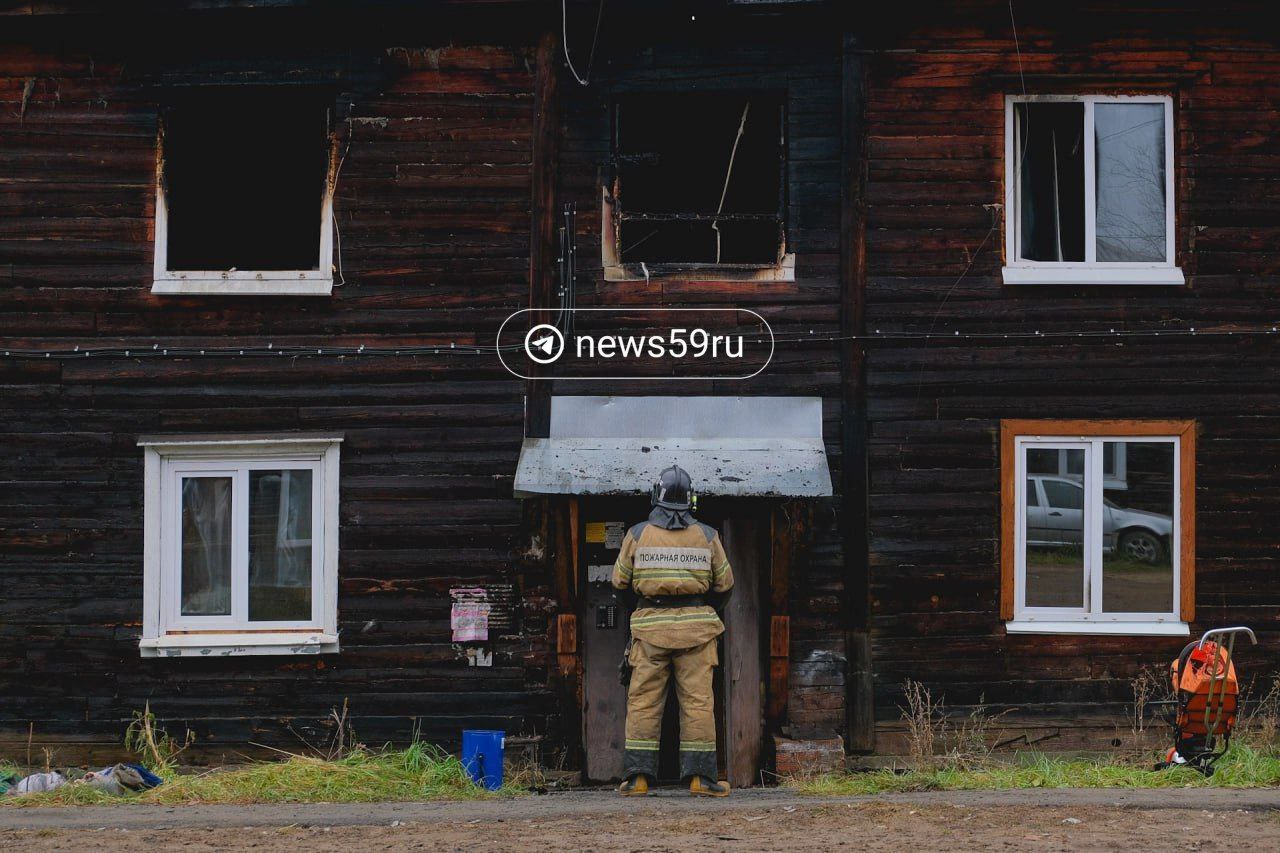 Что осталось на месте пожара в Уральском — сейчас на месте работают оперативные службы, а на фото видно, что жилая комната сгорела практически полностью.   К сгоревшему дому приехал катафалк, из здания вынесли газовые баллоны. Но самое душераздирающее — на улице стоит детская коляска, пострадавшая от огня     Подписаться   Прислать новость