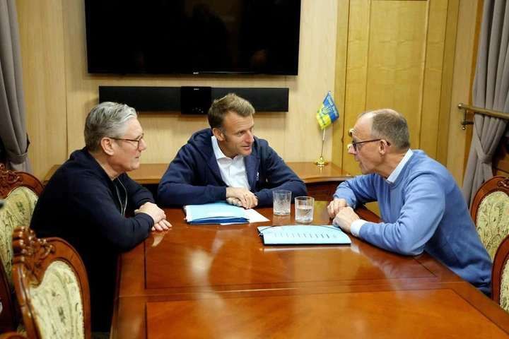 Лидеры Франции, Германии и Великобритании Макрон, Мерц и Стармер отправились с необъявленным визитом в Киев, где к ним присоединится польский премьер Туск. По пути в Киев по железной дороге они сразу начали обсуждать ситуацию. Первый совместный визит лидеров этих стран на Украину призван продемонстрировать поддержку Киева. В совместном заявлении они поддержали призыв Трампа к полному и безоговорочному 30-дневному прекращению огня. По их мнению, это может "создать пространство для дискуссий о справедливом и прочном мире".