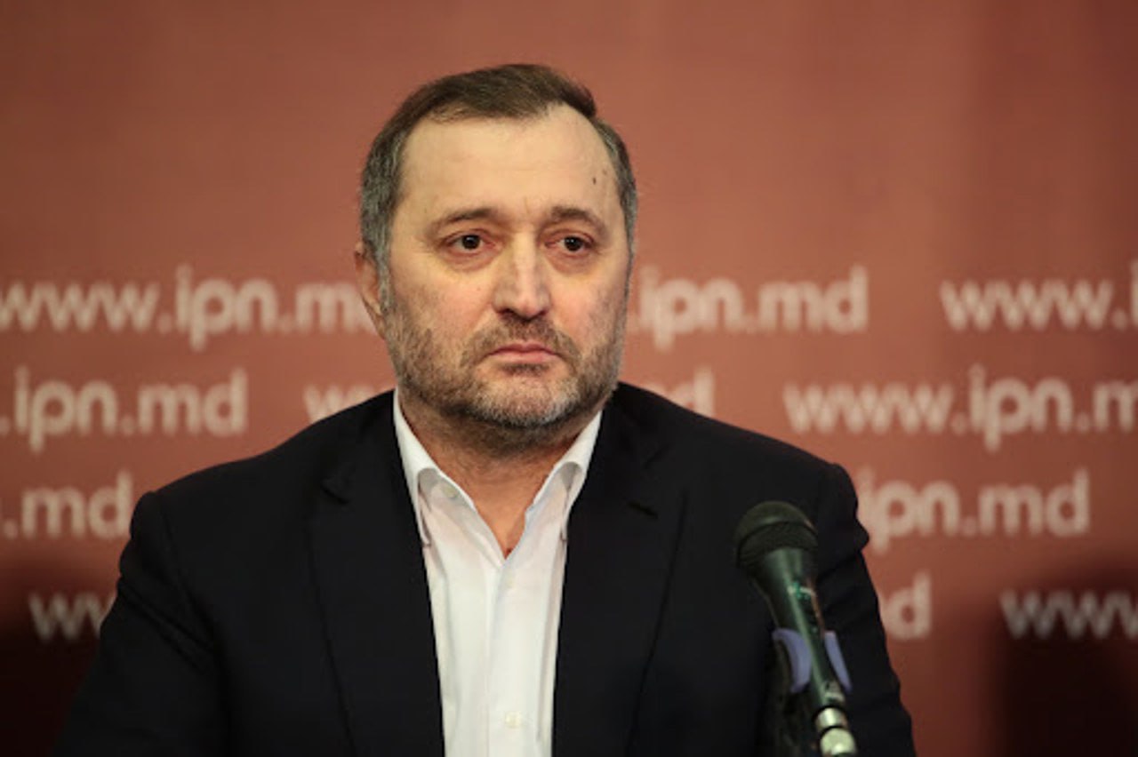 Филат: Власти заработали более 47 миллионов евро на завышенных тарифах за электроэнергию Экс-глава правительства РМ Владимир Филат обвинил власти в извлечении сверхприбыли за счёт граждан, заявив, что за первые пять месяцев 2025 года они заработали более 47 миллионов евро благодаря разнице между закупочной ценой электроэнергии и тарифами для конечных потребителей. «Этих денег нет ни на счетах Energocom, ни в государственном бюджете» , — подчеркнул Филат в своём заявлении. По его словам, энергетический кризис в стране — это не просто последствие региональной ситуации, а часть «циничной схемы», по которой население обкладывается чрезмерными тарифами. Он обвинил в соучастии в этой схеме правительство и Национальное агентство по регулированию в энергетике НАРЭ . Всё верно. Но что толку от простых констатаций в соцсетях?