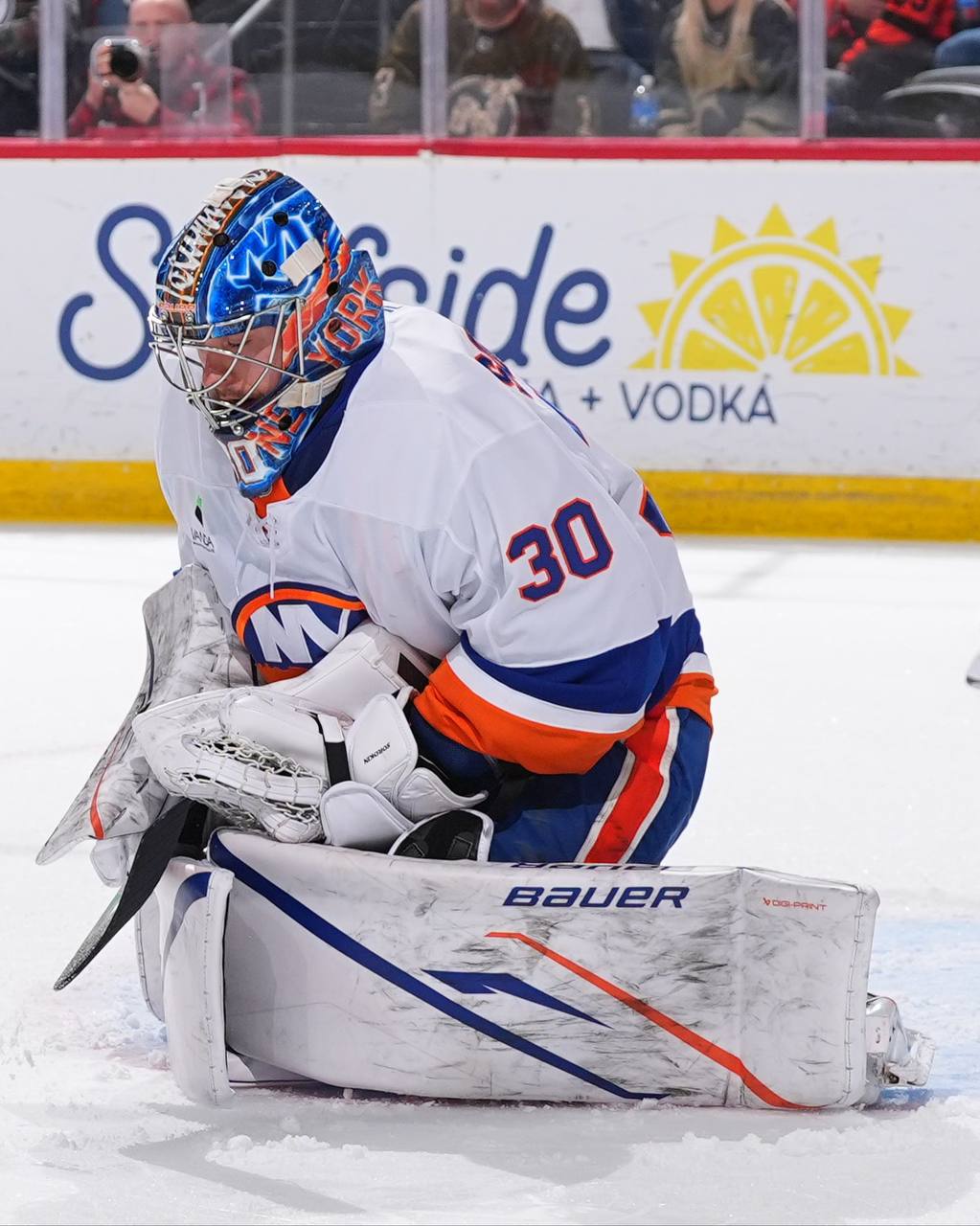 Илья Сорокин помещен в список травмированных Датой включения россиянина в список числится 20 декабря Ранее 22 декабря Нью Йорк Айлендерс сообщал что голкипер получил легкое повреждение и вернется на лед после праздничного перерыва в лиге Подписывайтесь на РИА Новости Спорт в MAX