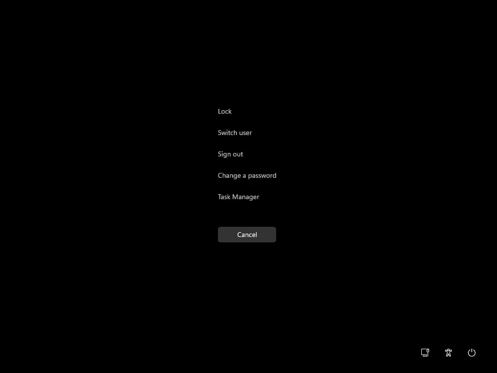 Microsoft назвала спешащие в ОС часы фичей Microsoft отказались исправлять ошибку в Windows 11 из за которой на экране безопасности часы обновляются с 30 секундной задержкой Отмазка поистине гениальная это не баг а фича О чем речь дело в том что на экране безопасности часы обновляются с фиксированным 30 секундным интервалом а не в соответствии с реальными границами минуты В результате мы имеем ситуацию в которой реальное время и часы на экране могут расходиться на те самые 30 секунд Это бывает важно когда тебе надо что то сделать минута в минуту Но Microsoft так не считает на их взгляд это неважно Исправлять они ничего не будут и вообще это фича которая заложена в дизайне системы Зачем закладывать такое в дизайн системы компания умалчивает Да не каждый человек в принципе знает что такое экран безопасности но когда вы многомиллиардная корпорация такие моменты выглядят просто несолидно СофтТех в Telegram в MAX