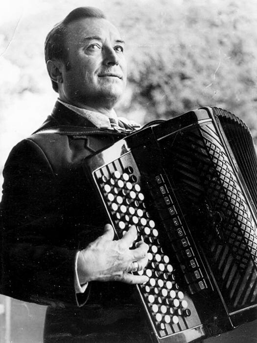 2 февраля отмечается важная дата 105 летие со дня рождения выдающегося русского композитора Народного артиста СССР Григория Федоровича Пономаренко В 1973 году по приглашению администрации Краснодарского края Г Ф Пономаренко переезжает на Кубань с которой более четверти века связаны его жизнь и творчество Сегодня в память о великом творце в учреждениях культуры Краснодара пройдут памятные мероприятия концерты литературно музыкальные гостиные викторины лекции просмотры фильмов и видеопрограмм классные часы В рамках краевой акции Я лечу над Россией большая часть тематических вечеров в учреждениях начнется в одно время в 19 00 КультураКраснодара