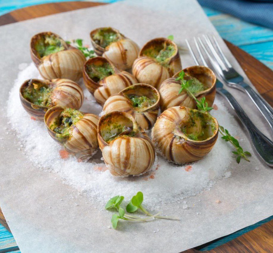 В Приморье к 2027 году откроют улиточную ферму для туристов Инвестиционный проект предусматривает создание на территории Надеждинского муниципального округа Приморского края многофункционального комплекса В его состав войдут открытые и закрытые вольеры для выращивания улиток элитных пород гостевые домики беседки для отдыха и дегустаций В ассортимент фермы войдут полуфабрикаты и готовые деликатесы мясо улитки в соусах маринованная продукция паштеты и намазки из печени улитки снеки из вяленого мяса Икру улитки будут использовать как для воспроизводства поголовья так и в качестве самостоятельного гастрономического продукта