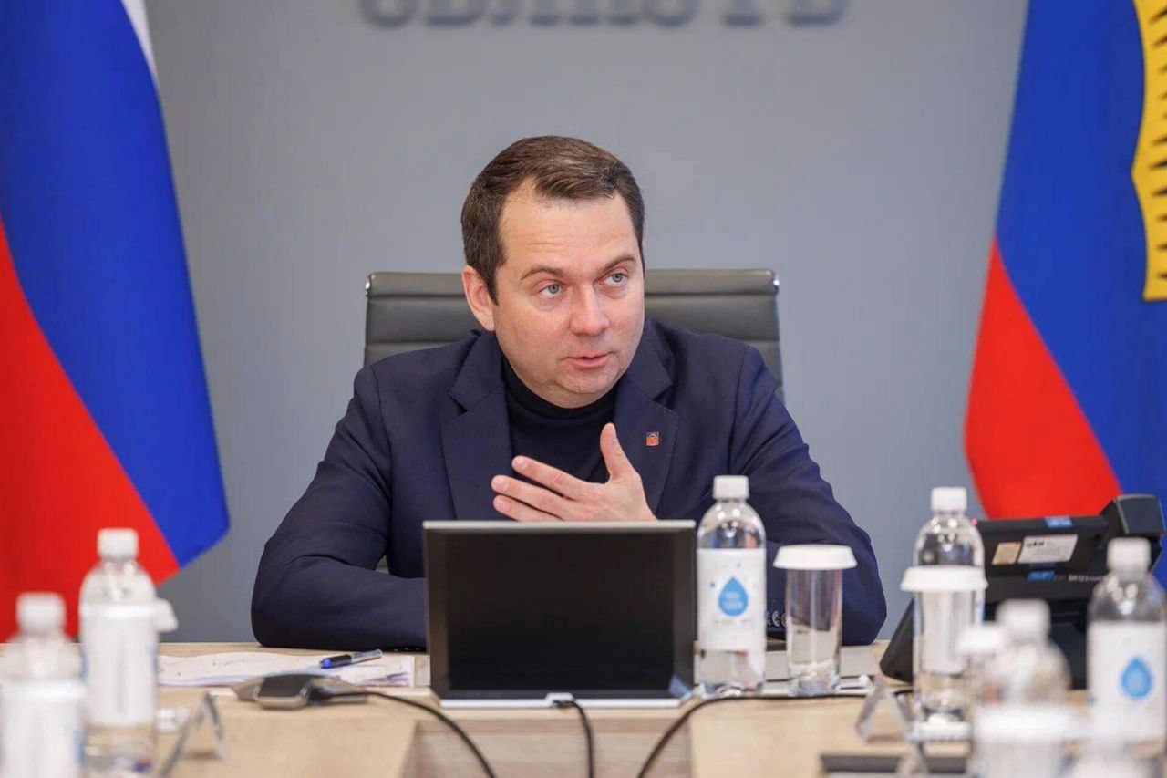 Андрей Чибис сообщил о новом этапе развития военных гарнизонов – в работе новый план реновации ЗАТО до 2030 года. Это не просто строительство и ремонт, а создание комфортной среды для тех, кто защищает Родину.  Что удалось сделать в наших военных муниципалитетах Заполярья за последние 6 лет:   Построили школу в Печенге им. Героя России Михаила Попова и лицей в Североморске.   Отремонтировали 37 учебных заведений и социальных объектов, 969 квартир, 360 домов.   Открыли 6 детсадов, 14 молодёжных пространств, 10 спортобъектов, включая ФОК в Заозерске.   Благоустроили 26 общественных пространств и отремонтировали 105 км дорог.  Планы по реновации ЗАТО в 2025 году:   Отремонтируем Центр творчества в Гаджиево, школу №22 в Оленегорске-1.   Начнем строить детсады в Печенге, Корзуново, Гаджиево и школу в Алакуртти.   Реконструируем Дом офицеров и спортклуб Северного флота, обновим ЦРБ в Североморске.   Продолжим ремонтировать дома, подъезды и квартиры, благоустраивать дворы и общественные территории, приводить в порядок дороги.  «Благодаря поддержке Президента Владимира Владимировича Путина программа получила финансирование — не менее 10 млрд рублей ежегодно до 2030 года», - подчеркнул губернатор.