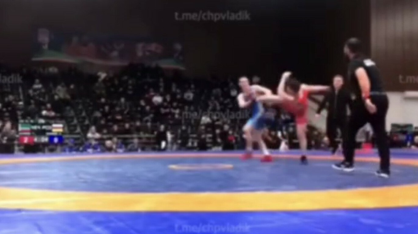 Победа осетинского борца в Чечне закончилась массовым избиением На соревнованиях по вольной борьбе в Грозном группа людей напала на осетинского борца после его победы над чеченским спортсменом передает ArbatMedia Столкновение началось сразу после окончания схватки По словам очевидцев после финального свистка проигравший спортсмен толкнул соперника в спину и между борцами вспыхнула потасовка Далее конфликт быстро вышел за рамки спортивного поединка к чеченскому борцу присоединились несколько человек которые окружили победителя и набросились на него толпой Прислать новость