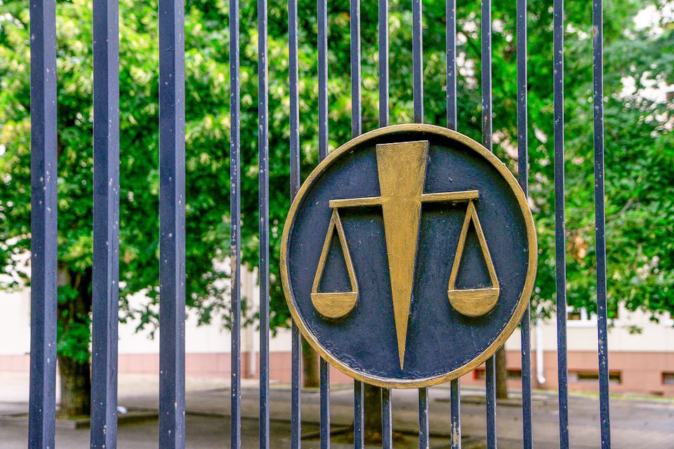  Ставрополец арестован за участие и вербовку в проукраинскую организацию По данным суда, мужчина добровольно установил контакт с представителем организации «Русский добровольческий корпус», деятельность которой запрещена в России. Затем обвиняемый пытался привлечь к участию в запрещенной организации своих знакомых, используя уговоры и различные предложения. Изобильненский районный суд заключил мужчину под стражу на 1 месяц и 30 суток, то есть до 26 июля 2025 года. Расследование уголовного дела, возбужденного в отношении гражданина, продолжается.