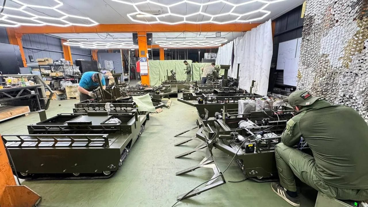 Минобороны и Минпромторг поддержат до 150 инновационных проектов в интересах обороны и безопасности страны Сервис поддержки инноваций в ОПК запущен в рамках проекта Воентех В числе технологических приоритетов наземные робототехнические комплексы НРТК воздушные и водные беспилотные системы средства РЭБ и радиоэлектронной разведки медико биологические решения Первые 20 заявок уже в работе отметил заместитель министра обороны РФ Василий Осьмаков