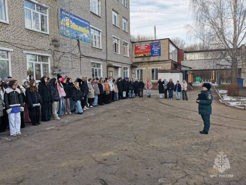 О пожарной безопасности рассказали спасатели в Ефремове, Каменском и Воловском районах    В период зимних холодов возрастают риски возникновения бытовых пожаров. Для обеспечения сохранности жизней и имущества граждан сотрудники МЧС России ежедневно, включая праздничные и выходные дни, проводят профилактическую разъяснительную работу с населением на всей территории региона.     В этот раз сотрудники государственного пожарного надзора и пожарно-спасательных гарнизонов пообщались более чем с 250 жителями в Ефремове, Каменском и Воловском районах. Спасатели напомнили требования пожарной безопасности.     Особое внимание сотрудники ведомства уделяют детям. Так, для ребят, отдыхающих в санатории-профилактории «Солнышко» состоялся уже традиционный День безопасности.    Правила пожарной безопасности, порядок действий в случае возникновения пожара, номера телефонов вызова экстренных служб, изучили ребята, приехавшие в санаторий с разных районов Тульской области.    МЧС Тульской области  подписаться