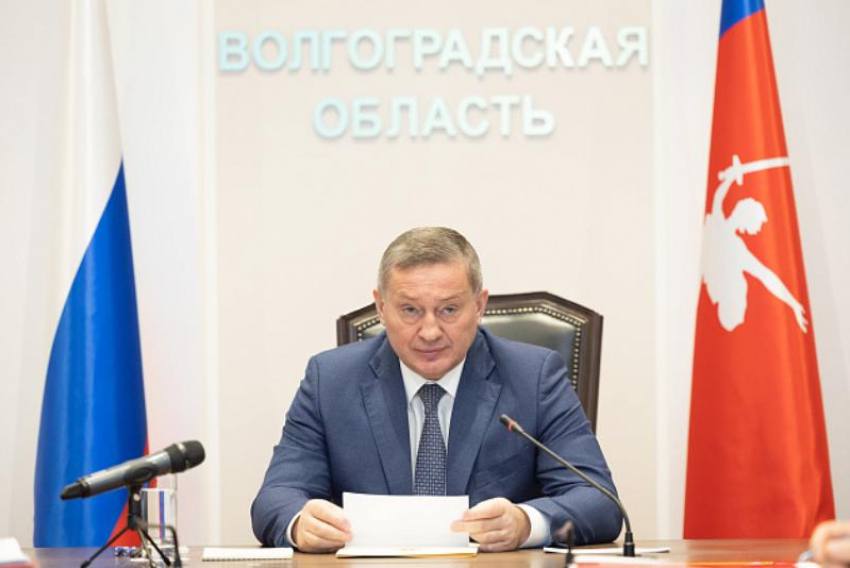 Губернатор Андрей Бочаров прокомментировал ситуацию в регионе Сегодня ночью силами ПВО Минобороны России отражена массированная атака БПЛА в Суровикинском, Калачевском районах и в Волжском. Для ликвидации обломков БПЛА временно ограничено движение по мосту через реку Дон в Калачевском районе, в настоящее время работают саперы. Также зафиксированы возгорания сухой травы, которые оперативно устраняются пожарными службами. Пострадавших нет. UPD: движение по мосту в Карачевском районе открыто. Подписаться