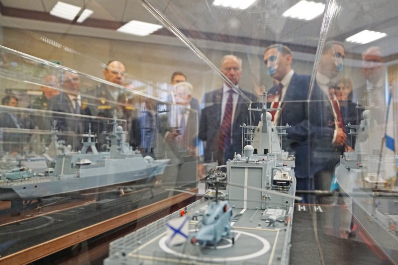 Строящиеся корабли ВМФ получат дополнительные виды оружия  Вопросы разработки и производства судового и корабельного оборудования в интересах Военно-морского флота обсудили в среду на совещании в Кронштадте под руководством помощника президента, председателя Морской коллегии РФ Николая Патрушева.  После обсуждения, которое проходило за закрытыми дверями, с участием руководителей кораблестроительной промышленности и командования ВМФ на базе центра морской робототехники ЦКБ "Рубин" Патрушев прокомментировал обозревателю "Российской газеты" некоторые его подробности.  Читайте подробнее на сайте "РГ":