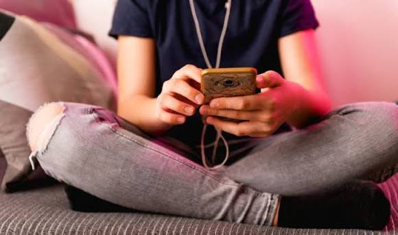 В Общественной палате России предложили ввести допуск к социальным сетям только с 16 лет Как подчеркивают авторы инициативы данное предложение направлено на создание безопасной онлайн среды для молодёжи При этом систему ограничений следует выстраивать поэтапно с учётом возраста пользователей Так регистрацию в социальных сетях по мнению общественников стоит разрешать с 16 лет а доступ к чувствительной информации только после достижения совершеннолетия Оцениваем идею Подписаться на truekpru Читать нас в MAX