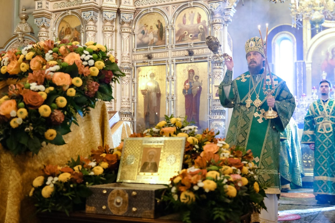 Митрополит Алексий возглавит престольное торжество в Свято Симеоновском кафедральном соборе Челябинска В четверг 25 сентября Православная Церковь отмечает Перенесение мощей святого Симеона Верхотурского Нетленные честные останки праведника были обретены в селе Меркушино В 1704 году их с почестями перенесли в Верхотурский Свято Николаевский монастырь где они сейчас находятся В честь небесного покровителя уральской земли освящен челябинский кафедральный собор 25 сентября его престольный праздник Торжественные богослужения возглавит митрополит Челябинский и Миасский Алексий В среду 24 сентября всенощное бдение начнется в 16 45 В четверг 25 сентября состоится Божественная литургия Начало в 8 45 Приглашаем всех челябинцев разделить с духовенством и прихожанами радость престольного торжества и помолиться праведному Симеону Верхотурскому