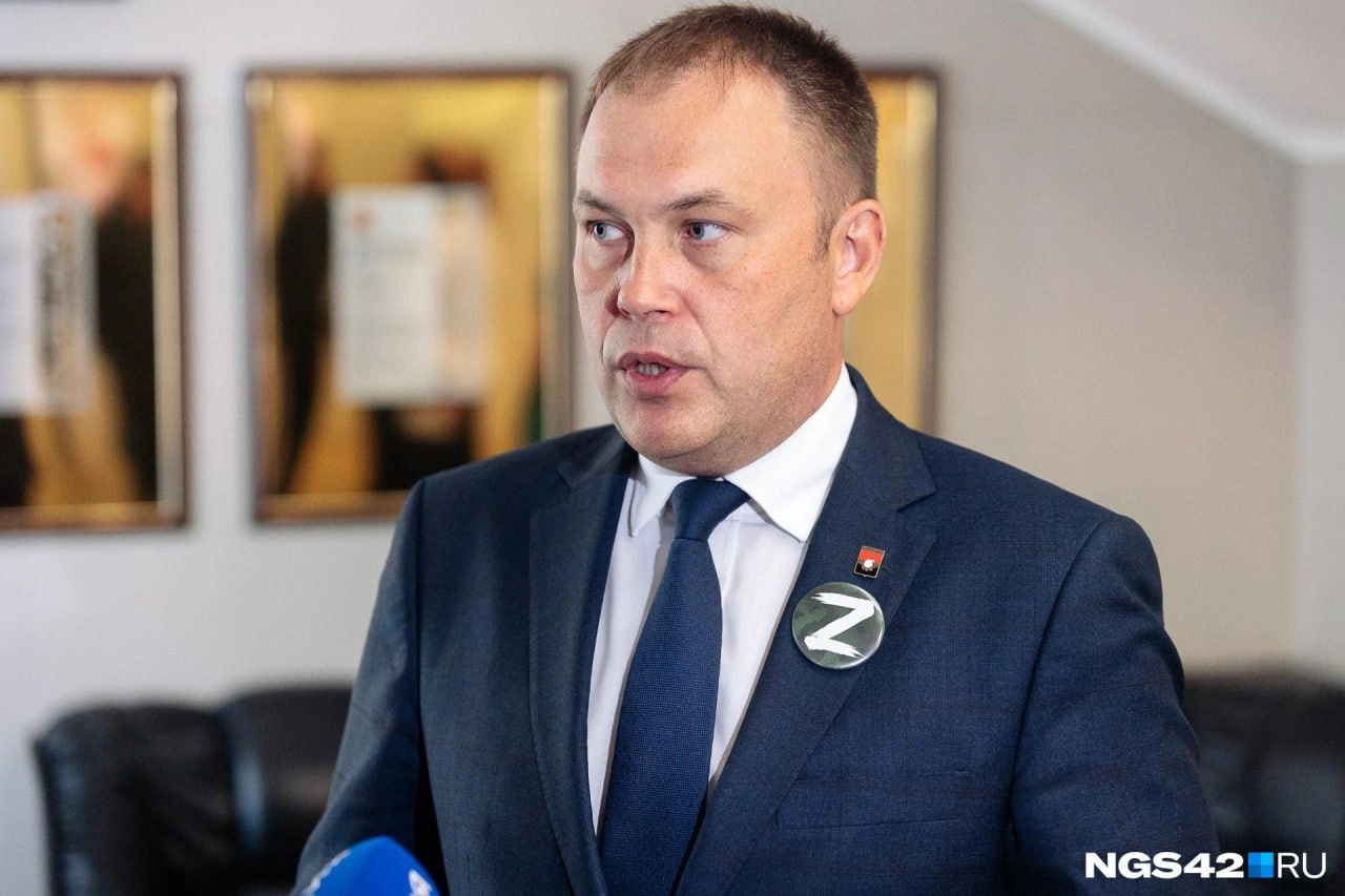 На фоне громких арестов Илья Середюк анонсировал кадровые перестановки в правительстве Кузбасса Источник в обладминистрации рассказал, что сейчас среди ключевых должностей в регионе вакантны уже три места: министра угля, культуры и социальной защиты. Источник также анонсировал возможный уход министра здравоохранения Дмитрия Беглова. Министр строительства Ирина Печеркина может покинуть пост из-за мошеннического скандала при строительстве домов для детей-сирот. Глава Минтранспорта Сергей Рубан тоже вызывает недовольство руководства области. Не в безопасности и министр экологии Олег Ивлев, которому не удается справиться с загрязнением рек. ⏹ Подписаться Прислать новость
