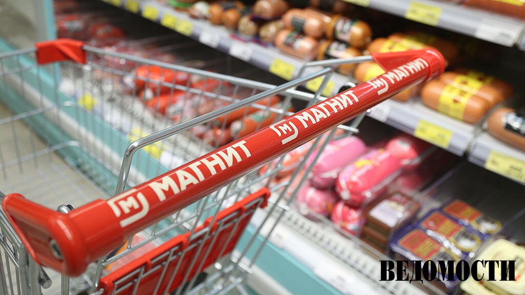 Зачем «Магниту» потребовалась новая сеть магазинов малого формата Ритейлер «Магнит» откроет магазины малого формата под новым брендом «Заряд от Магнита» – с фокусом на готовые блюда и решения для перекуса, говорится в сообщении компании. Первые точки «Заряд от Магнита» заработают в июле 2025 года в Москве. В дальнейшем ритейлер будет тестировать новый формат в городах-миллионниках в местах с высоким покупательским трафиком. Формат подобных магазинов ready-to-go, ready-to-eat сейчас очень популярен, отмечает партнер консалтинговой компании OneStore Ольга Сумишевская. Потребители хотят тратить все меньше времени на приготовление пищи, кроме того, быстрый темп жизни способствует перекусу «на лету». Подробнее – в материале на нашем сайте. Подпишитесь на «Ведомости»