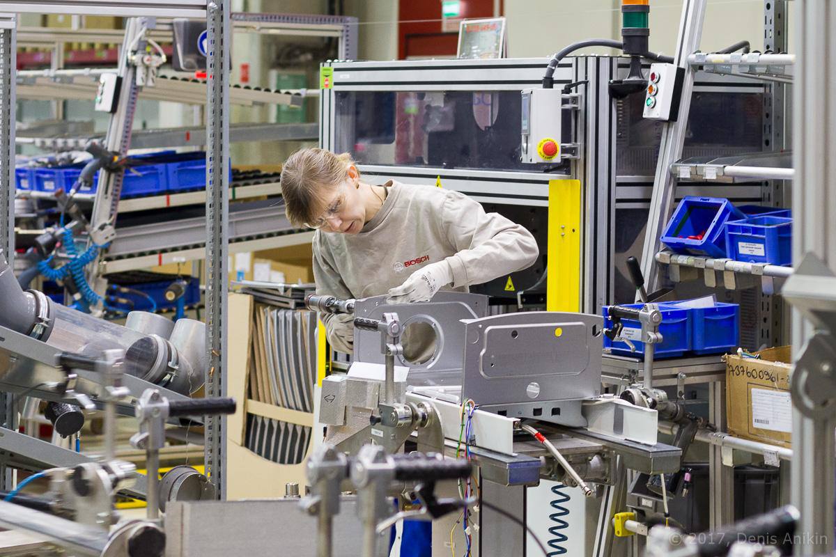 В Саратовской области на бывшем заводе Bosch начали выпуск отечественных электроинструментов Теперь завод в Энгельсе ранее принадлежавший Bosch выпускает российскую продукцию под маркой ЭНГЕЛЬС На старте предприятие сосредоточилось на выпуске угловых шлифовальных машин мощностью от 1 9 до 2 6 кВт Завод сохранил коллектив и восстановил оборудование что позволило обеспечить соответствие промышленным стандартам Электродвигатели для инструмента производятся из российских комплектующих Уровень локализации уже высок и продолжает расти Первые модели поступят в продажу в сентябре а позже в линейке появятся дрели перфораторы и прямошлифмашины