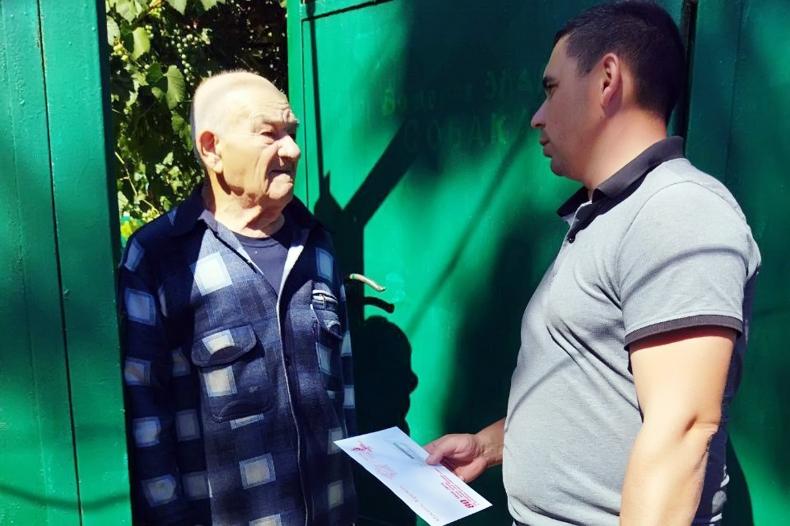 В пгт Бирюково поздравили долгожителей и свидетелей ВОВ с 80 летием окончания Второй мировой войны Начальник отдела по обеспечению жизнедеятельности посёлка городского типа Сергей Чубуков навестил старожилов участников и тружеников тыла Великой Отечественной войны Он вручил им поздравительное письмо от Президента РФ Владимира Путина Один из свидетелей кровопролитной войны 1941 45 годов был Иван Панченко Родился Иван Иванович 8 мая 1933 года в селе Нагольно Тарасовка в семье зоотехника Когда его отцу предложили работу главного зоотехника района они переехали в район станции Должанская Когда началась Великая Отечественная война Ивану Панченко было всего 8 лет Его отец отправился защищать Родину а маме с ребёнком пришлось какое то время жить у дедушки на Должанке После возвращения отца с фронта вся семья отправилась жить в Ростов на Дону где юный Иван Иванович вместе с отцом помогал военным по мере сил трудился при госпитале был посыльным