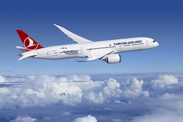 Turkish Airlines намерена купить двигатели для 75 новых самолетов Boeing Флагманский авиаперевозчик Турции Turkish Airlines достиг договоренности с компанией GE Aerospace о приобретении двигателей для 75 самолетов Boeing 787 которые он намерен приобрести у корпорации Boeing Такие данные приводятся в сообщении Turkish Airlines на портале публичного раскрытия информации Об этом сообщает ТАСС В сентябре Turkish Airlines объявила о планах приобрести с 2029 по 2034 год 225 новых самолетов в том числе 75 моделей Boeing 787 9 и Boeing 787 10 50 единиц это твердые заказы 25 в форме опциона По итогам торгов с GE Aerospace достигнута договоренность о приобретении двигателей запасных моторов а также оказании услуг по техническому обслуживанию двигателей для самолетов 787 9 и 787 10 отмечается в сообщении Turkish Airlines Сумма сделки не называется aviaru net n289502