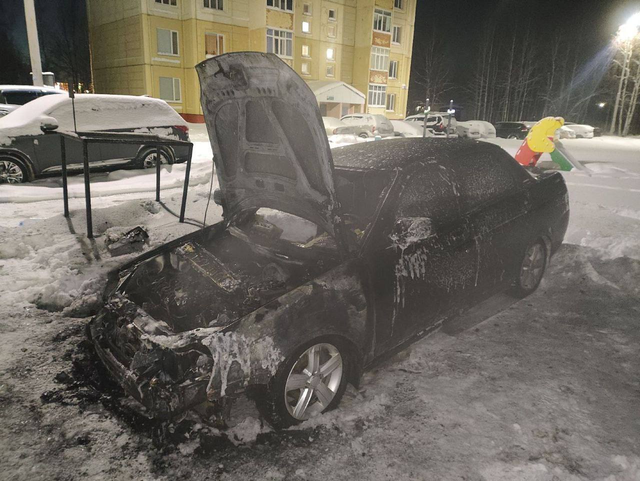 В Лангепасе сгорел автомобиль Минувшей ночью в Лангепасе на Звёздном проезде 32 загорелся легковой автомобиль Огонь удалось ликвидировать в короткие сроки Пострадавших нет Специалисты устанавливают причины произошедшего Лангепас ЧП Происшествия МЧС Безопасность Автомобиль Подписаться Наши города в MAX   Поддержать канал