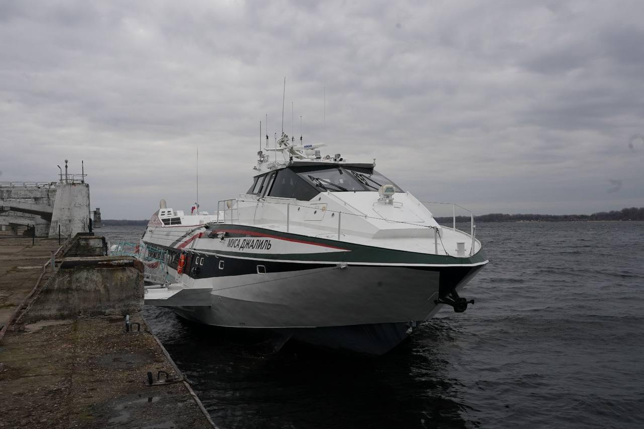 Самарская, Ульяновская области вместе с Республикой Татарстан прорабатывают возможность запуска межрегионального маршрута по Волге Казань — Самара — Казань с заходом в Ульяновск.   Организовать перевозку пассажиров по этому маршруту готово АО «Флот Республики Татарстан». На этой неделе для расчёта всех необходимых условий реализации представители предприятия совершили пробный рейс на «Метеоре» из Казани в Самару.  Ранее сообщалось о планах запустить рейс по маршруту Казань — Самара в 2025 году. Предполагается, что на маршруте будет восемь остановок, включая Болгары, Ульяновск, Тольятти и Ширяево.