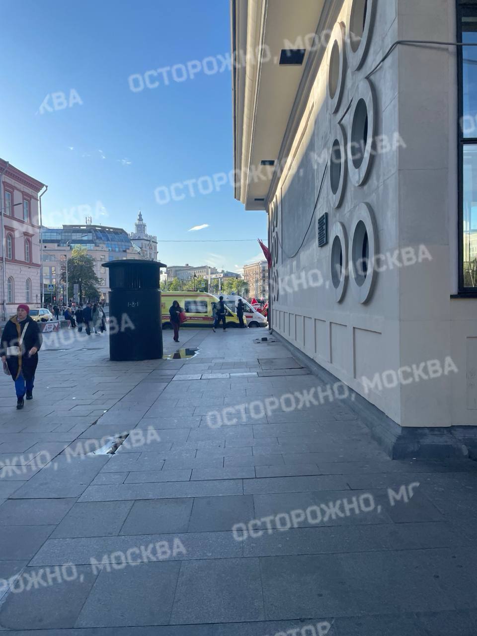 На станции метро Чистые пруды женщина родила ребенка.  Несколько минут назад из подземки поднялись фельдшер с младенцем на руках, а женщину вынесли на носилках.   Сейчас у метро дежурят насколько бригад скорой помощи.